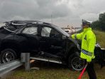 ditlantas-polda-riau-menangani-kecelakaan-fortuner-di-tol-pekanbaru-bangkinang-1759665869866_169
